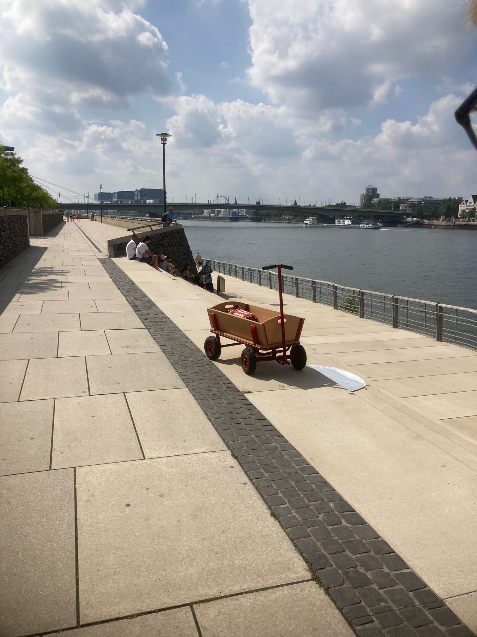 Holzbollerwagen am Rhein