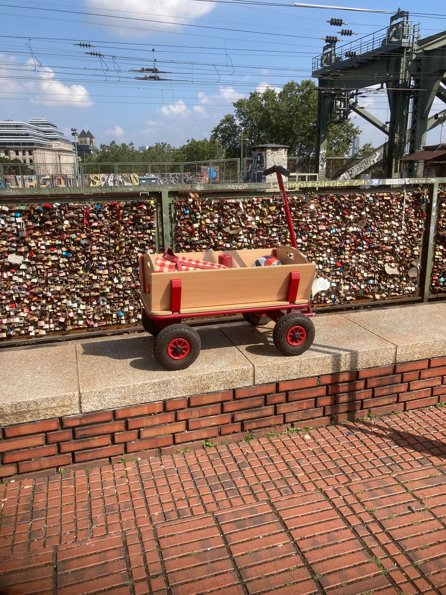 Holzbollerwagen auf Hohenzollernbrücke mit Freizeit-Zubehör