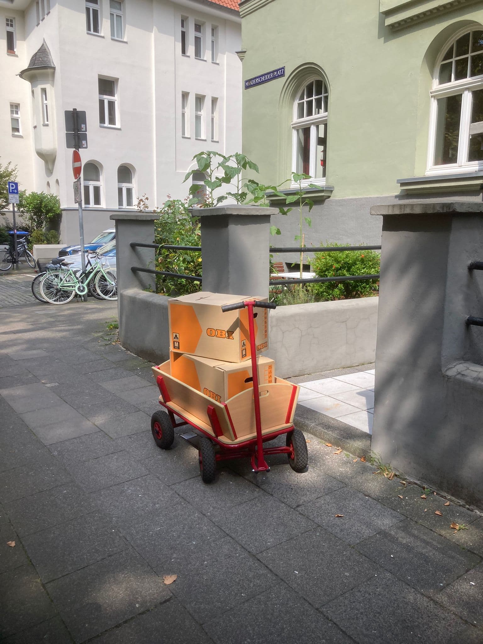 Holzbollerwagen mit Kartons