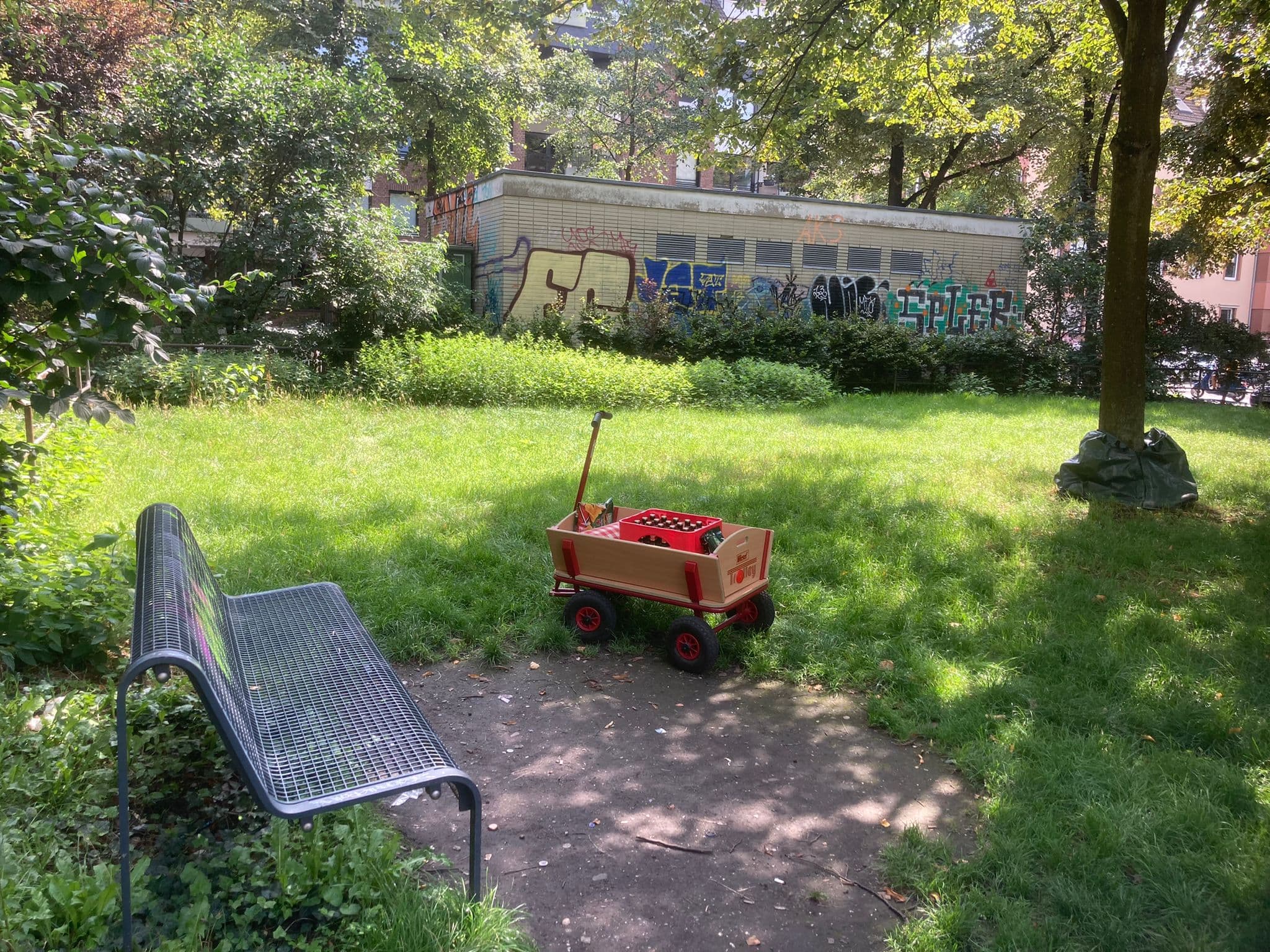 Bollerwagen mit Snacks im Park